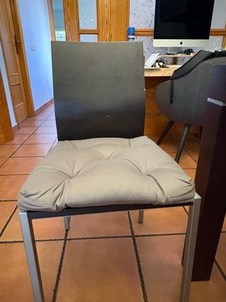 Sillas de comedor beige y negras