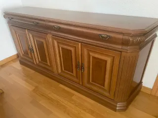 Conjunto comedor clásico de madera maciza.