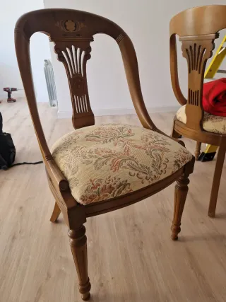 Conjunto comedor clásico de madera maciza.