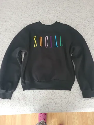Jersey oversize negro letras multicolores Talla M