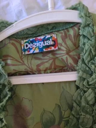 Top Desigual verde con volantes