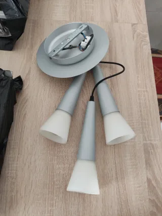 Lámpara colgante gris y blanca