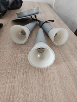 Lámpara colgante gris y blanca