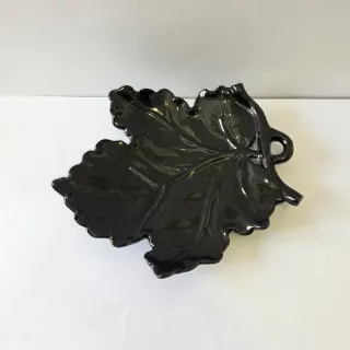 Posacenere in ceramica nera a forma di foglia