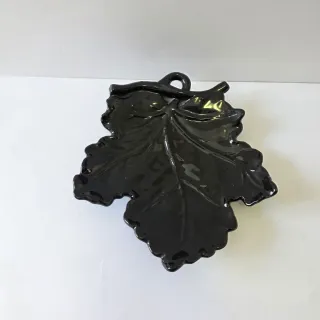 Posacenere in ceramica nera a forma di foglia
