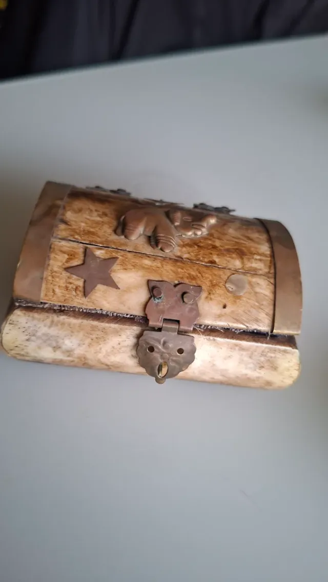 Antico portagioie in osso e metallo