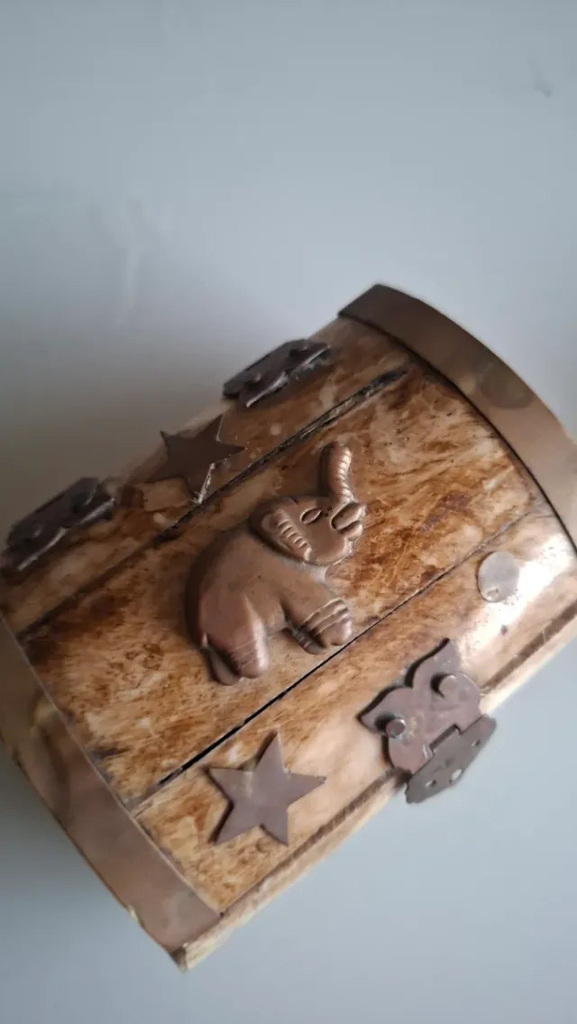 Antico portagioie in osso e metallo