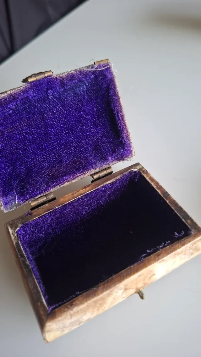 Antico portagioie in osso e metallo