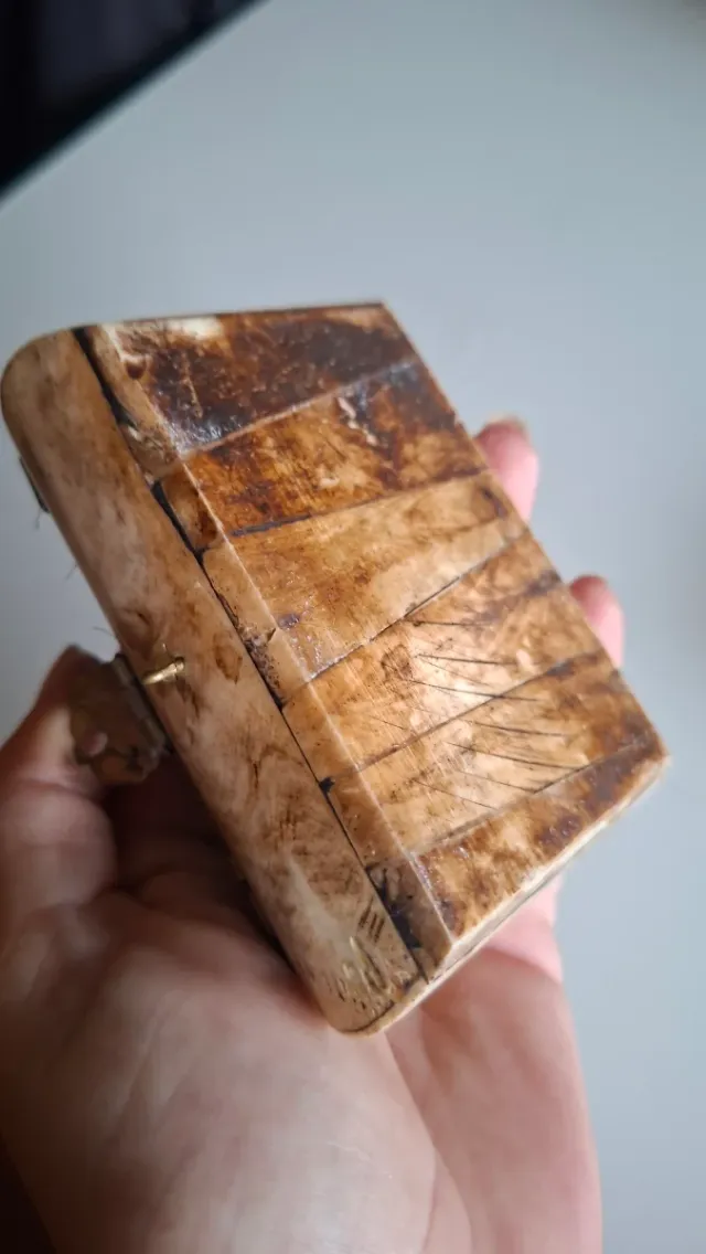 Antico portagioie in osso e metallo