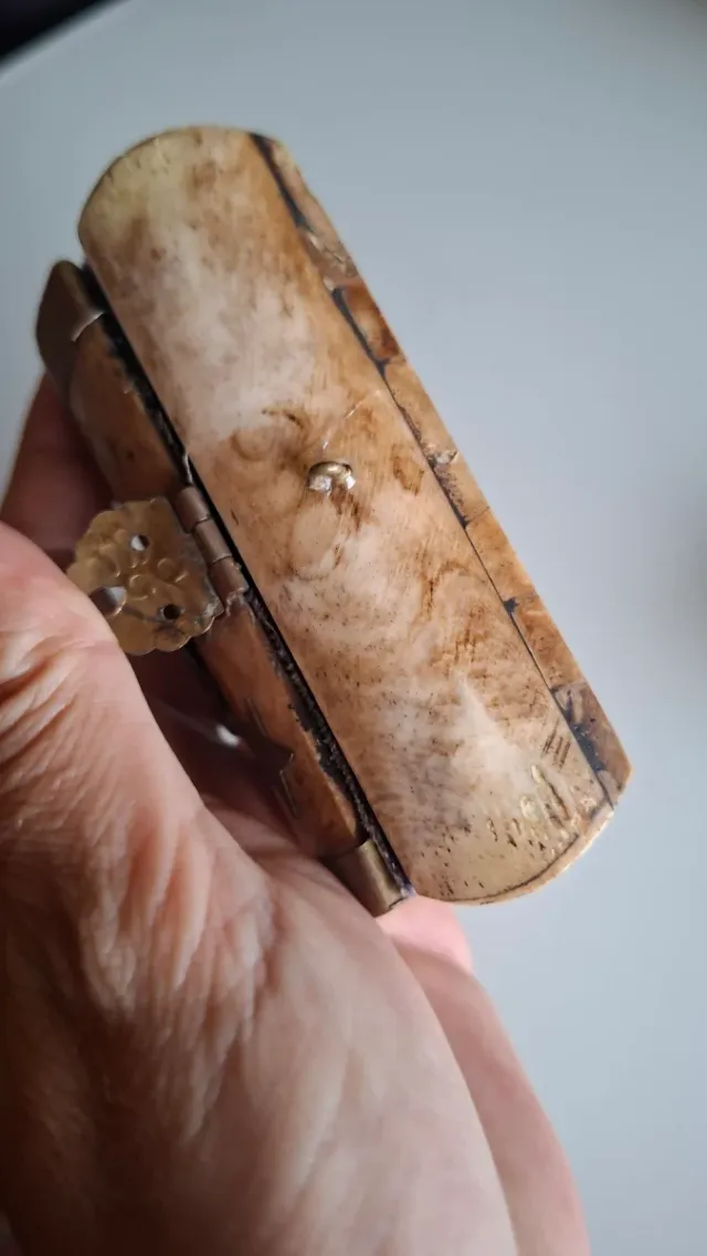 Antico portagioie in osso e metallo