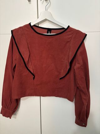 Blusa crop con volantes y ribete negro