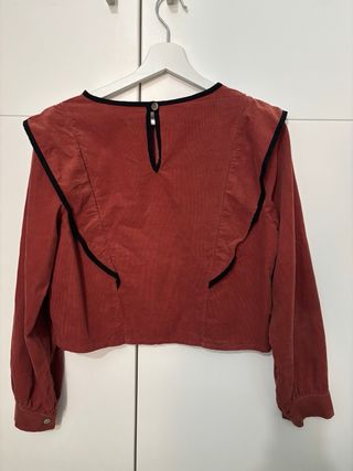 Blusa crop con volantes y ribete negro