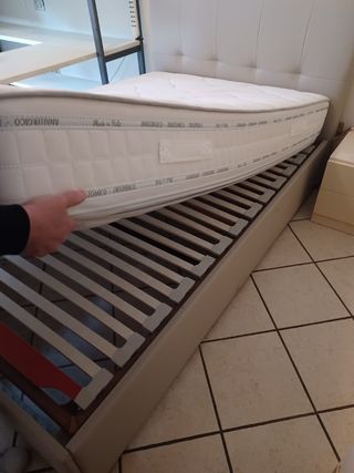 Letto 1 piazza e 1/2 con giroletto e testiera 
