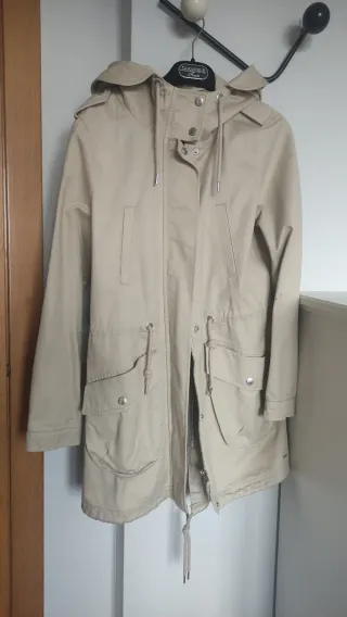 Trenca beige con capucha