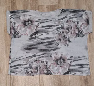 Blusa estampada flores gris y rosa
