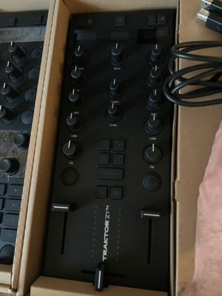 Traktor Kontrol Z1 Mk3 + Licencia Traktor Pro 4