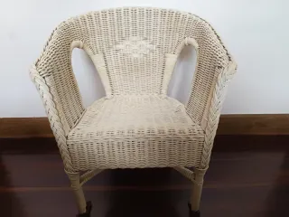 Silla de mimbre blanca