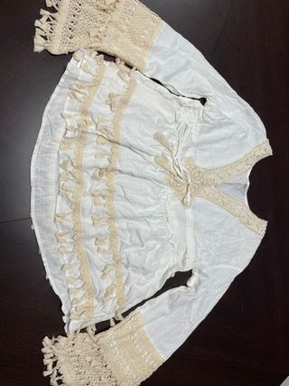 Blusa Beige y Blanca con Encaje y Flecos