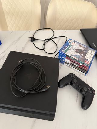 PS4 Slim Negra + 5 Juegos