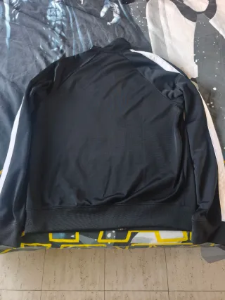 Chaqueta deportiva Nike negra y blanca