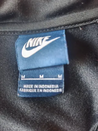 Chaqueta deportiva Nike negra y blanca