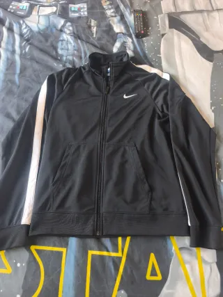 Chaqueta deportiva Nike negra y blanca