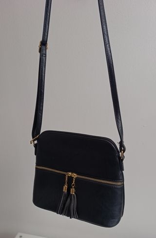 Borsa a tracolla nera con zip e nappine