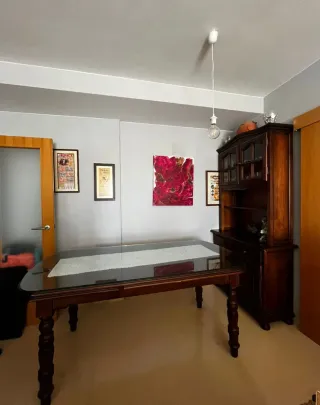 Mueble de madera oscuro, mesa, sillas y vitrina