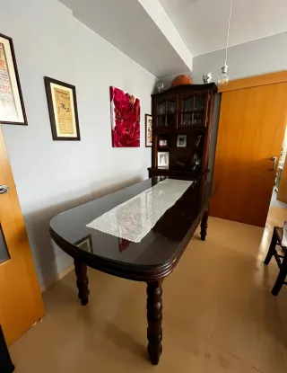 Mueble de madera oscuro, mesa, sillas y vitrina