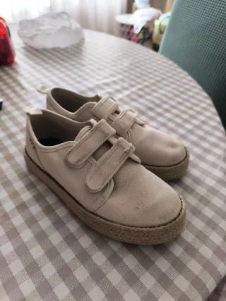 Zapatos niño beige con velcro talla 32
