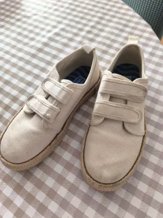 Zapatos niño beige con velcro talla 32

