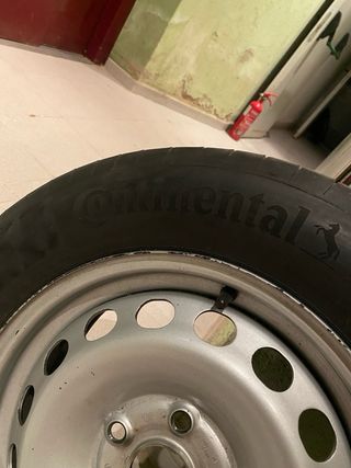 Cuatro Neumáticos con llantas de grupo wag.