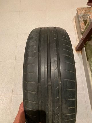 Cuatro Neumáticos con llantas de grupo wag.