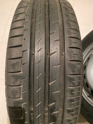 Cuatro Neumáticos con llantas de grupo wag.