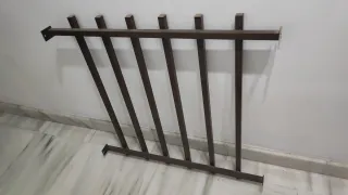 Reja de metal marrón