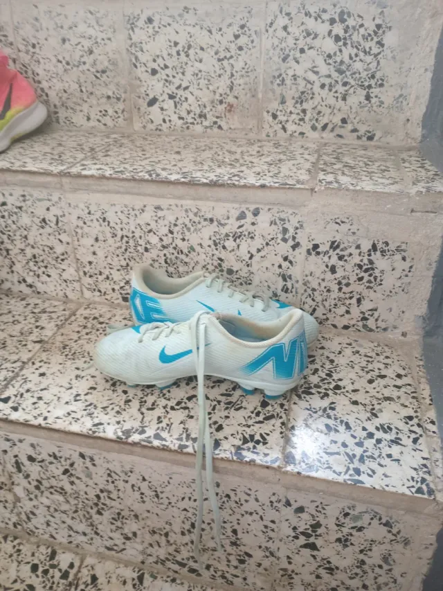 Botas de fútbol originales blancas y azules
