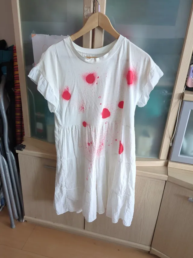 Vestido blanco con manchas sangre 10/11 años