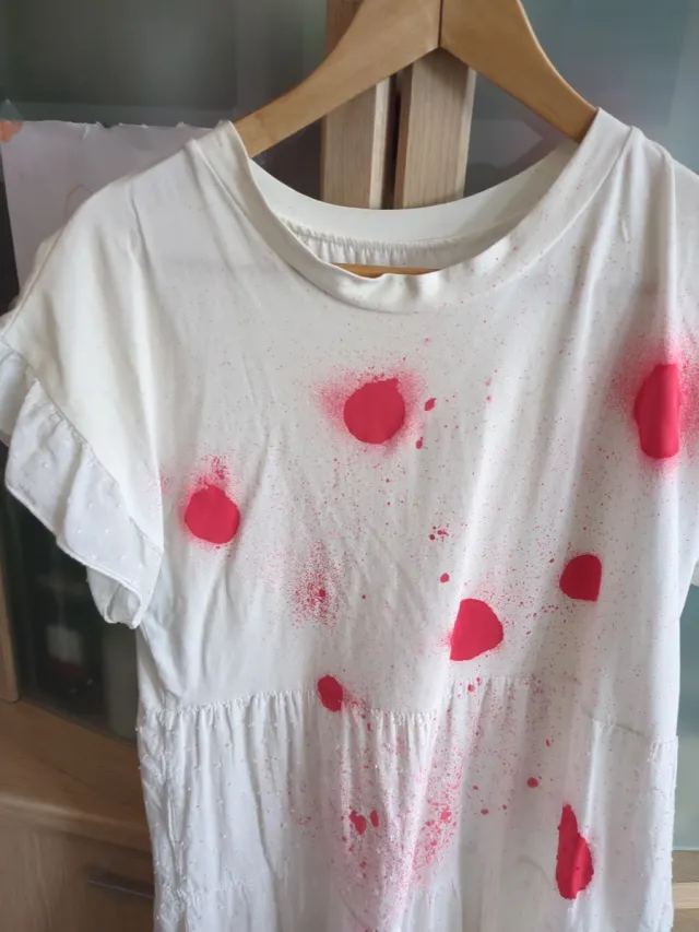 Vestido blanco con manchas sangre 10/11 años