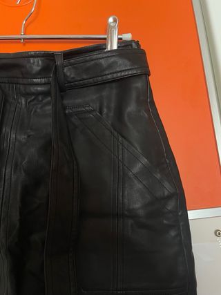 Falda cuero negra con cinturón