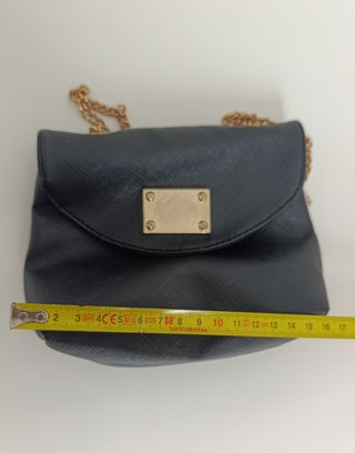 Mini borsa nera con catena dorata