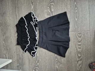 Falda con volantes blancos niña y falda negra.
