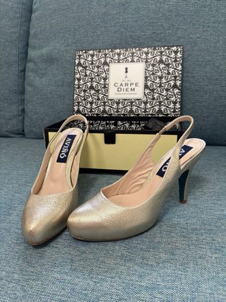 Zapatos de tacón dorados CARPE DIEM