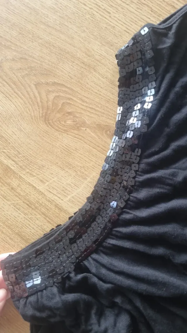 Camiseta negra con detalles brillantes