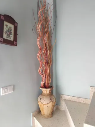 Jarrón decorativo de madera y yute