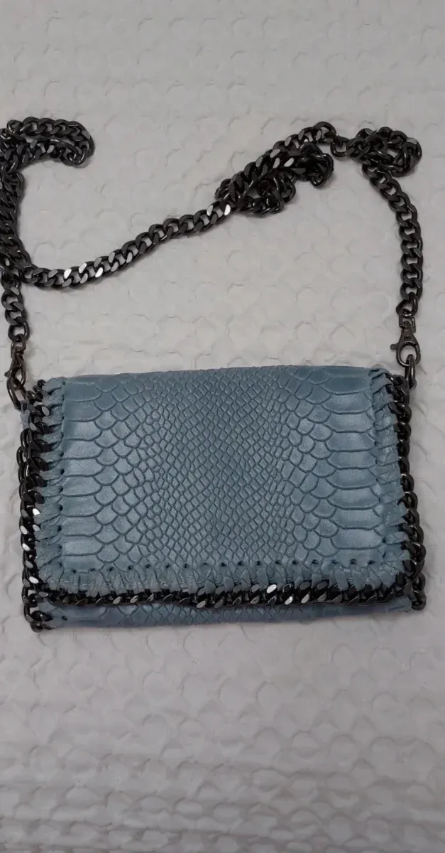 Bolso azul con cadena plateada