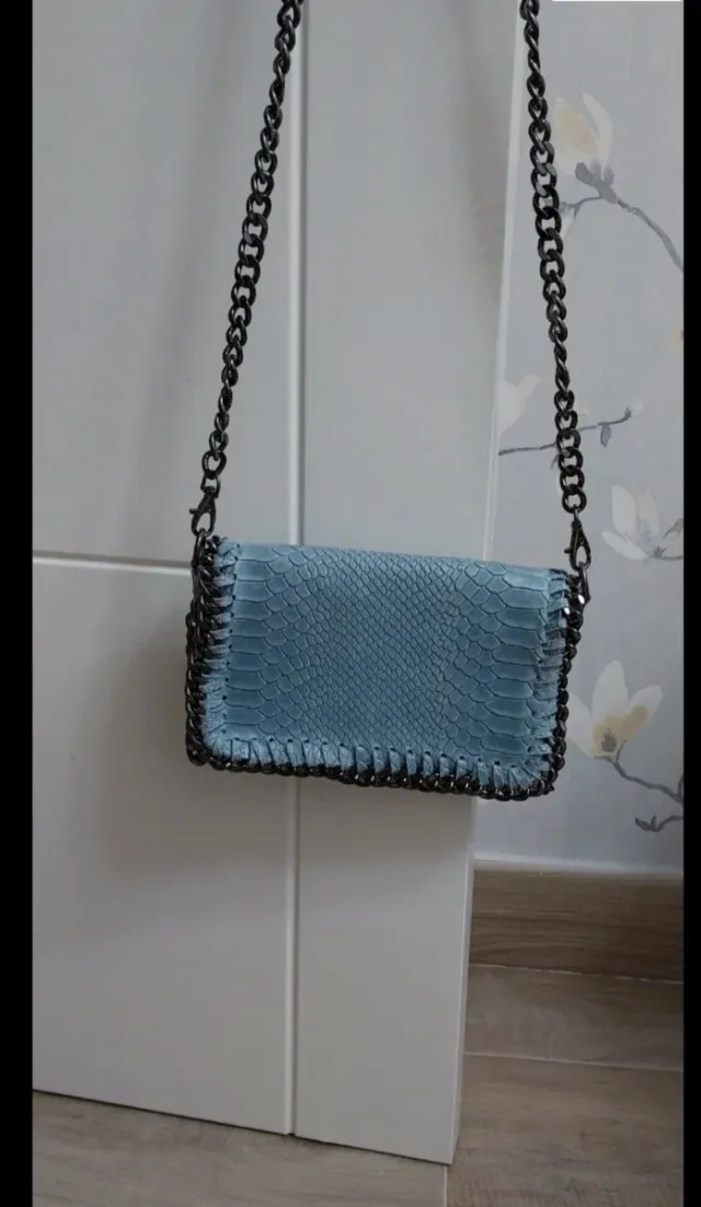 Bolso azul con cadena plateada