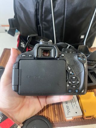 Cámara Canon EOS 700D + Accesorios