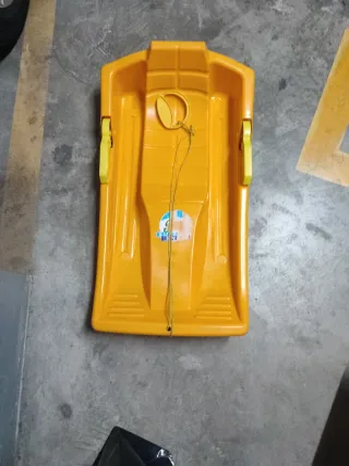 Trineo naranja para nieve