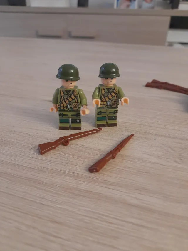 Pequenos soldados de plástico com espingardas