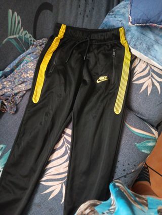 Pantalones de chándal negros con detalles dorados